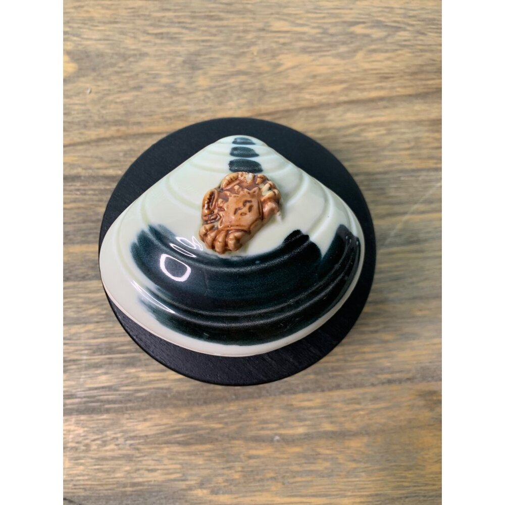 Ceramic Scallop Clam Seashell Shape Trinket Lidded Box Dish with Crab on Top